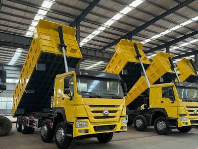 HOWO 375 8×4 Classic Tipper — 8×4 four-axle tipper (dual front steerin