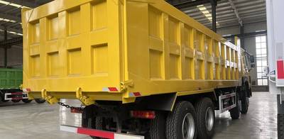 HOWO 375 8×4 Classic Tipper — 8×4 four-axle tipper (dual front steerin