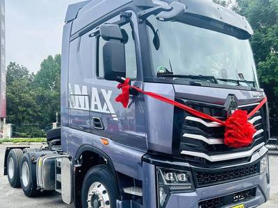 HOWO MAX Tractor — Premium long-haul tractor: flat-floor hi